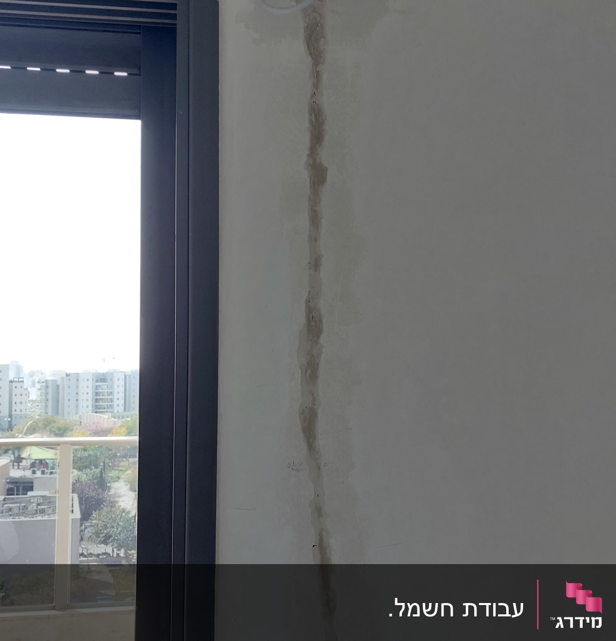 שקע חשמל עם כבל מחובר לקיר